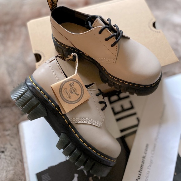 Dr. Martens Audrick 3-Eye Oxford Shoe - Picture 13 of 16